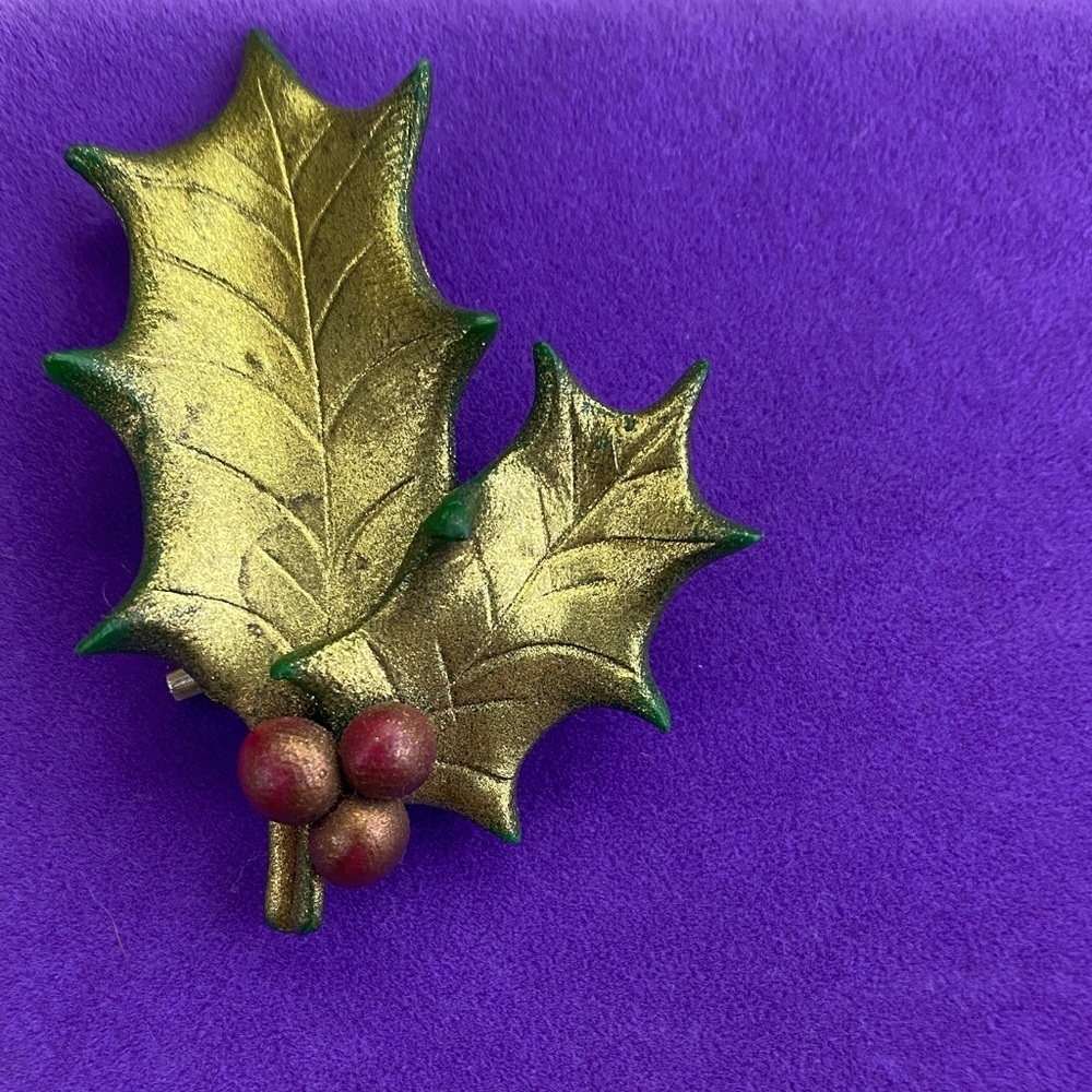 💛 Vintage Shimmering Gold Holly Leaf Brooch with Red Berries